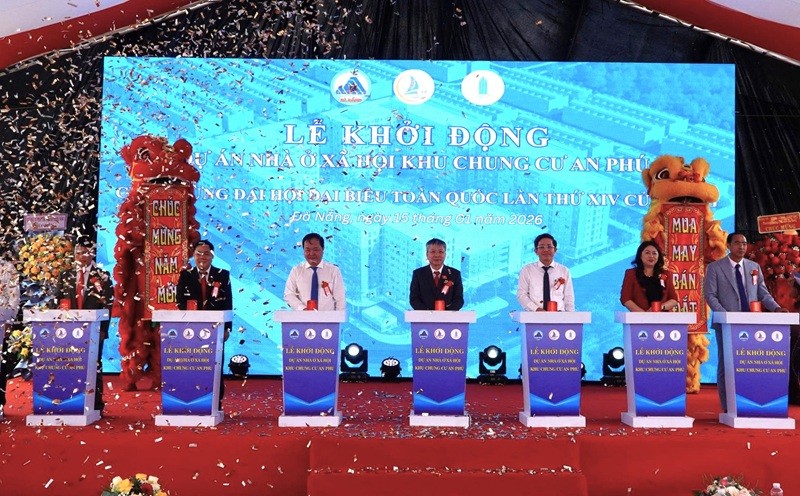 Các đại biểu thực hiện nghi thức khởi động